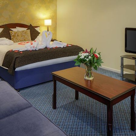 Oxford Witney Hotel Bagian luar foto