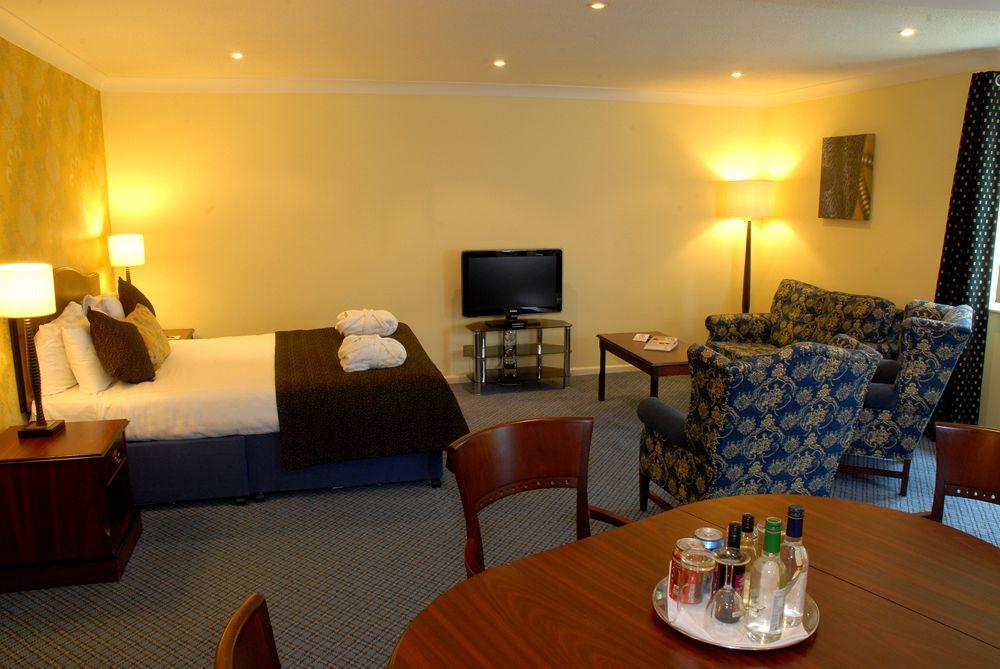 Oxford Witney Hotel Bagian luar foto