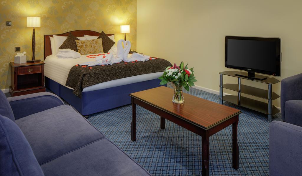 Oxford Witney Hotel Bagian luar foto